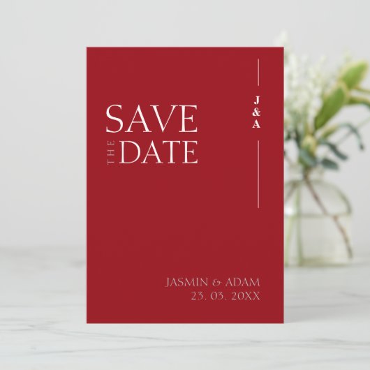 Crimson rood wit monogram foto bruiloft save the date (Staand voorkant)
