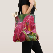 Crimson Shadows Rainy Day Daylilies Tote Bag (Dichtbij)