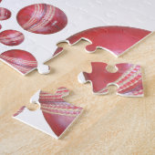 Crimson Spin - Een prachtige rode cricketbal Arti Legpuzzel (Zijkant)