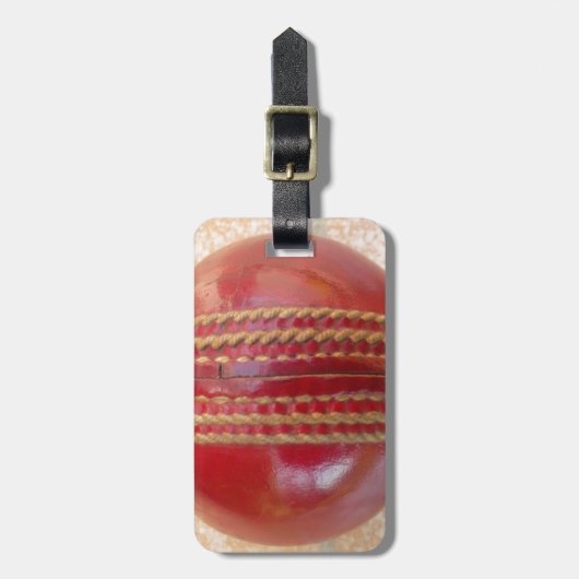 Crimson Stitch Focus: Close-up van het hart van Cr Bagagelabel (Voorkant verticaal)