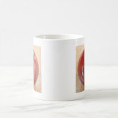 Crimson Stitch Focus: Close-up van het hart van Cr Koffiemok (Center)