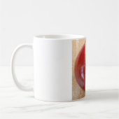 Crimson Stitch Focus: Close-up van het hart van Cr Koffiemok (Links)