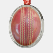 Crimson Stitch Focus: Close-up van het hart van Cr Metalen Ornament (Links)