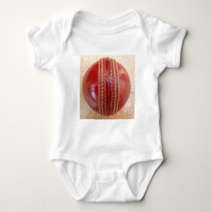 Crimson Stitch Focus: Close-up van het hart van Cr Romper