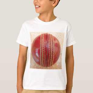 Crimson Stitch Focus: Close-up van het hart van Cr T-shirt