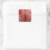 Crimson Stitch Focus: Close-up van het hart van Cr Vierkante Sticker (Tas)