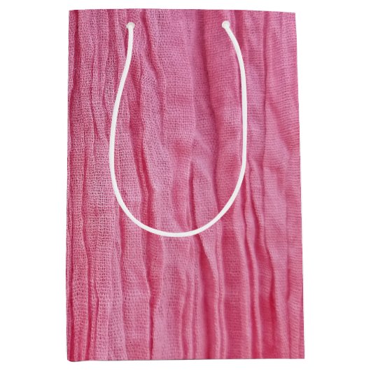 Crinkled roze crêpe stof medium cadeauzakje (Voorkant)