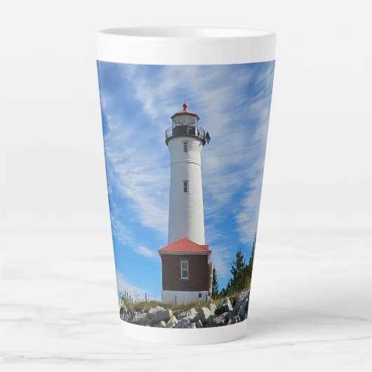 Crisp Point Lighthouse Latte Mok (Voorkant)