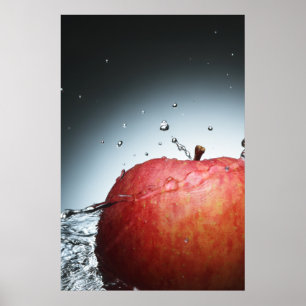 Crisp Vitality: Rode Appel Watersplash Kunst Poster