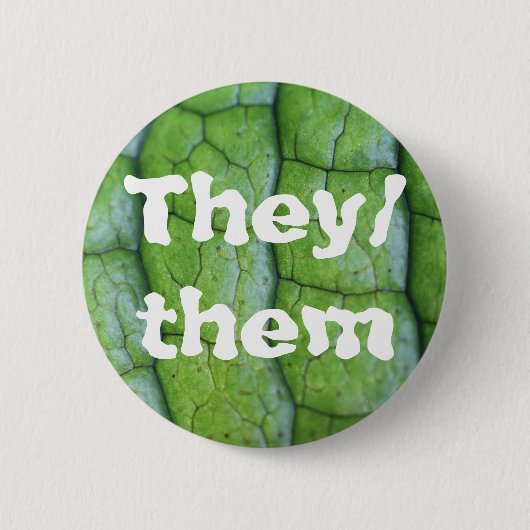 Crocodile Fern Custom Pronoun Button (Voorkant)