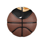 Croissant cartoon illustratie basketbal (Rechts)