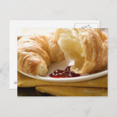 Croissant met jam op een bord briefkaart (Voorkant / Achterkant)