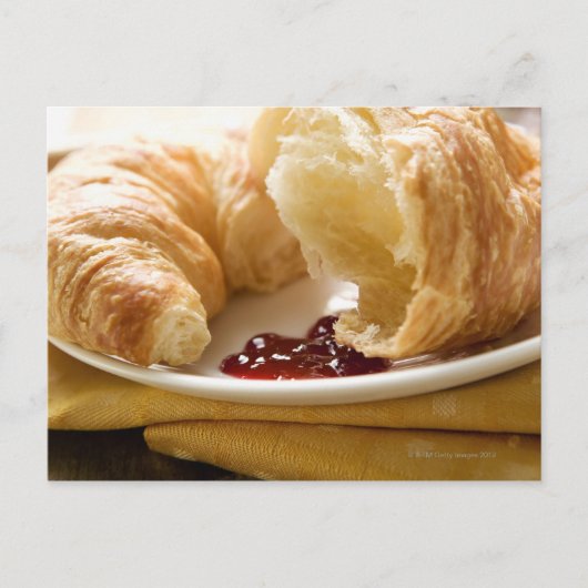 Croissant met jam op een bord briefkaart (Voorkant)