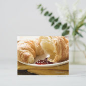 Croissant met jam op een bord briefkaart (Staand voorkant)