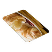 Croissant met jam op een bord magneet (Rechterzijde)