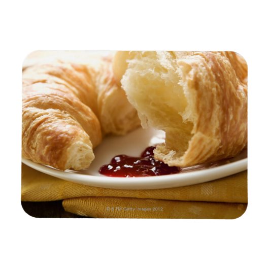 Croissant met jam op een bord magneet (Horizontaal)