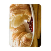 Croissant met jam op een bord magneet (Verticaal)