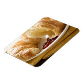 Croissant met jam op een bord magneet (Linkerzijde)