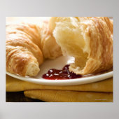 Croissant met jam op een bord poster (Voorkant)