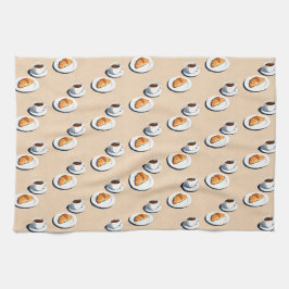 croissant op een bord met een kop zwarte koffie theedoek