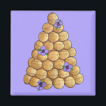 Croquembouche Choux Bun Cream Puffs Wedding Cake Magneet<br><div class="desc">Het ontwerp bevat een originele markeerafbeelding van een croquembouche, een traditionele Franse trouwcake gemaakt met choux-gebak (crèmepufjes), gegarneerd met paarse pansierbloemen. Ideaal voor een bruiloft, een vrijgezellenfeest of een verlovingsfeest, of voor een bruidsfeest. Zie je niet wat je zoekt? Hulp nodig bij aanpassingen? Neem contact op met Rebecca om iets...</div>