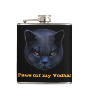 Cross Cat zegt dat Paws van mijn wodka af is. Heupfles
