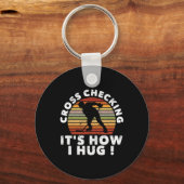 Cross Checking Het is hoe ik knuffel Funny IJshock Sleutelhanger (Voorkant)