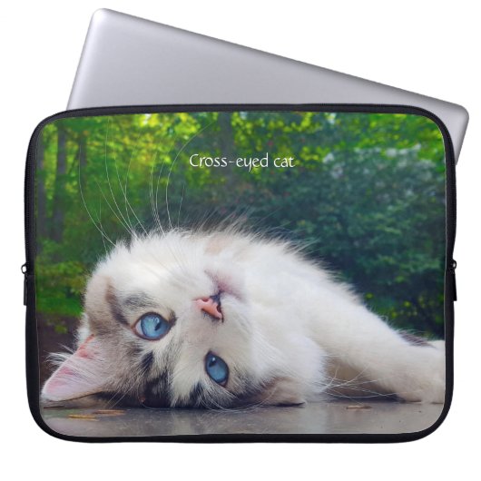 Cross-Eyed Cat Laptop Sleeve (Voorkant)