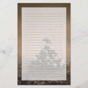 Crow die op een stapel stralen zit briefpapier