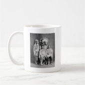 Crow Indian Group Portrait, begin jaren 1900 Koffiemok (Links)