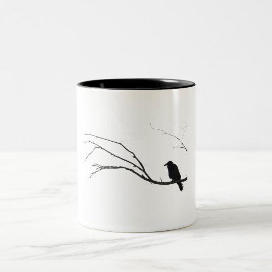 Crow Raven Sitting in Tree Tweekleurige Koffiemok (Center)