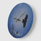 Crow vliegen in de Moody Sky Grote Klok (Hoek)
