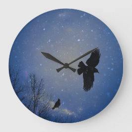 Crow vliegen in de Moody Sky Grote Klok