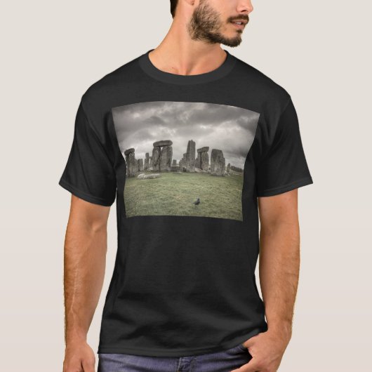 Crow voor Stonehenge, Engeland T-shirt (Voorkant)