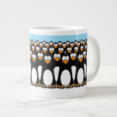 Crowd of Funny Cartoon Penguins op sneeuw Grote Koffiekop (Voorkant rechts)