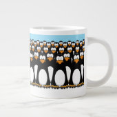Crowd of Funny Cartoon Penguins op sneeuw Grote Koffiekop (Rechts)