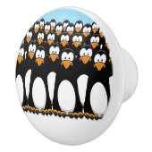 Crowd of Funny Cartoon Penguins op sneeuw Keramische Knop (Rechts)