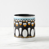 Crowd of Funny Cartoon Penguins op sneeuw Mok (Midden)