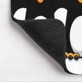 Crowd of Funny Cartoon Penguins op sneeuw Muismat (Hoek)