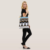 Crowd of Funny Cartoon Penguins op sneeuw Tote Bag (Op model)