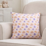 Crown & Carriage Kussen<br><div class="desc">👑Add a touch of storybook charm to your space with the Crown & Carriage Throw Pillow. This enchanting accent pillow features a whimsical fairy tale-inspired pattern on a soft peach background, showcasing golden magic lamps, majestic purple castles, and a regal genie character surrounded by sparkling stars. Whether styled in a...</div>