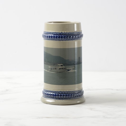 Cruise Boat op Tamsui Gray/Blue 22 oz Stein Bierpul (Center)
