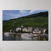 Cruise-boot op de rivier Mosel, Bernkastel Kues, G Poster (Voorkant)