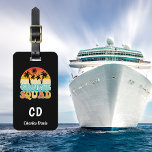 Cruise squad retro monogram bagagelabel<br><div class="desc">Een zwarte achtergrond. Gedorst met een retroflecterend afbeelding met een zonsondergang,  palmbomen en de tekst: Cruise Squad. Pas uw monogram initialen en volledige naam aan de voorzijde aan en voeg deze toe. Terug: voeg je contactgegevens toe.</div>