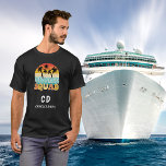 Cruise squad zwarte monogram t-shirt<br><div class="desc">Een zwarte achtergrond. Gedorst met een retroflecterend afbeelding met een zonsondergang,  palmbomen en de tekst: Cruise Squad. Pas uw voornaam,  monogram initialen en volledige naam aan en voeg deze toe.</div>