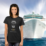Cruise squad zwarte witte monogram t-shirt<br><div class="desc">Een zwarte achtergrond,  versierd met een cruiseschip en de tekst: Cruise Squad. Pas uw monogram initialen en volledige naam aan en voeg deze toe.</div>