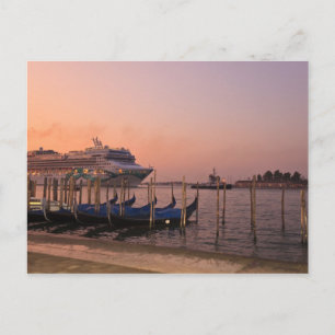 Cruiseschip en gondels bij het Grand Canal, Italië Briefkaart