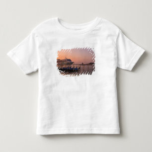 Cruiseschip en gondels bij het Grand Canal, Italië Kinder Shirts