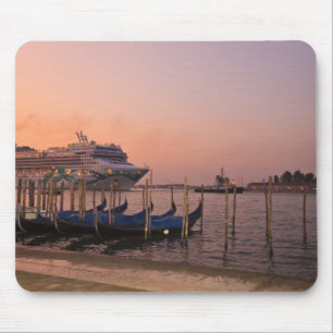 Cruiseschip en gondels bij het Grand Canal, Italië Muismat