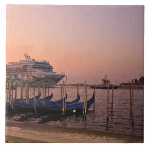 Cruiseschip en gondels bij het Grand Canal, Italië Tegeltje